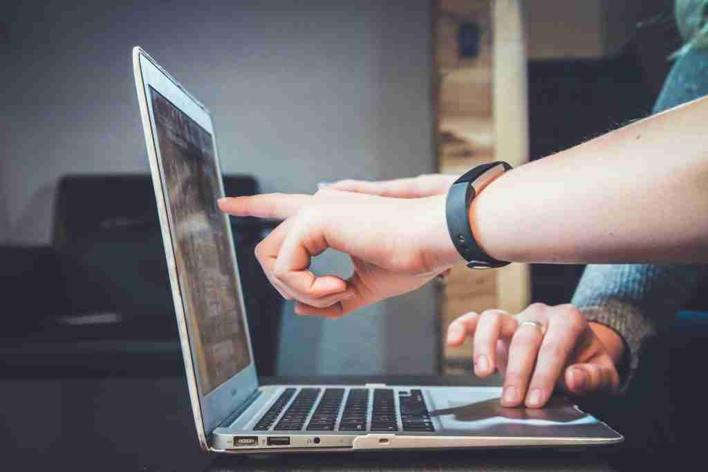 SERP discussion at a laptop